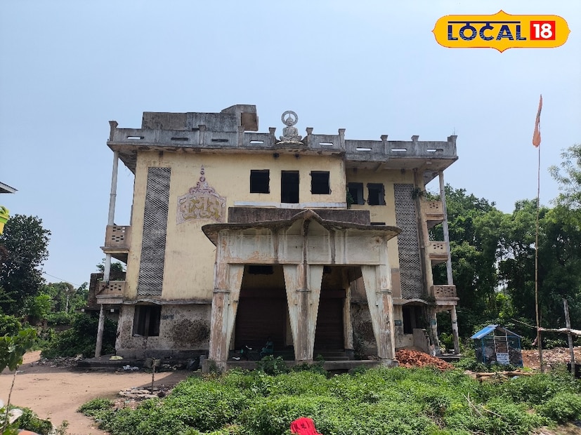 এই যে বিরাট অট্টালিকাটি দেখছেন, এটি হল বাঁকুড়ার একসময়ের সবচেয়ে বড় প্রেক্ষাগৃহ। আজও এই সিনেমা হলের বিশালতা চোখে না দেখলে বিশ্বাস করা অসম্ভব।