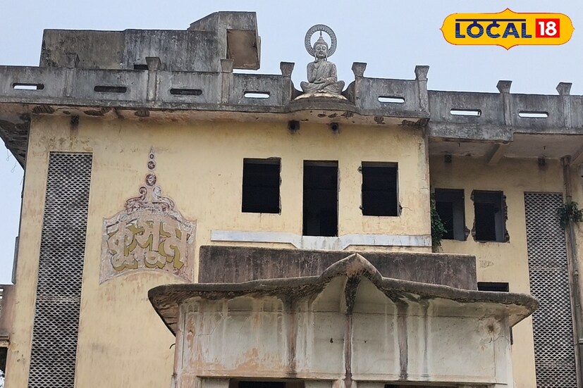 অট্টালিকার ঠিক উপরে এখনও ধ্যানস্ত অবস্থায় রয়েছে বুদ্ধ মূর্তি। তার একটু নিচে বাম পাশে ফিল্মি কায়দায় বড় করে লেখা রয়েছে &quot;কুসুম&quot;, সিনেমা হলের নাম।