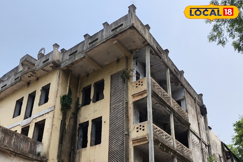 খোলা পড়ে রয়েছে এই সিনেমা হল। খুব সহজেই যে কেউ ঢুকে পড়তে পারবেন। সেই কারণেই হয়ত কেউ কেউ নিজের শিল্পী সত্তা ফুটিয়ে তুলতে বেছে নিয়েছেন পেক্ষাগৃহের দেওয়াল।