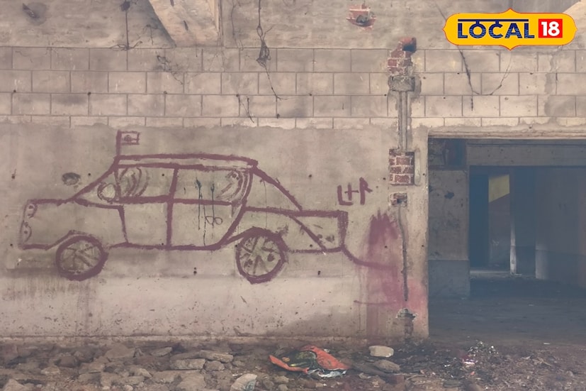 সিনেমাহলের ভিতরে ঢুকলেই দেখা যাবে দেওয়াল জুড়ে নানান রঙিন ছবি। কিছু ছবির অন্তর্নিহিত মানে বোঝা গেলেও অধিকাংশই ভাসা-ভাসা।