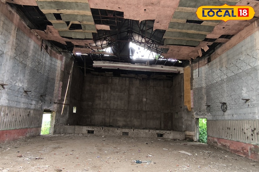 তবে আজও হারিয়ে যাবেন মূল পর্দা ঘরের সামনে গেলে। বিরাট বিপুল এই ফাঁকা জায়গায় আলো আঁধারের খেলা খেলছে স্বয়ং সূর্য। এখানে দাঁড়িয়ে চোখ বুজলে আজ‌ও যেন শোনা যায় মানুষের গুনগুন আওয়াজ।ছবি ও তথ্য- নীলাঞ্জন ব্যানার্জী