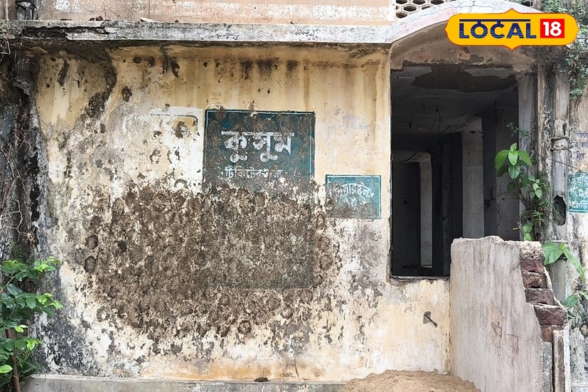 এক সময় যে টিকিট কাউন্টারের সামনে ভিড় সামলাতে হিমসিম খেতে হত, সেই টিকিট কাউন্টার এখন ঘুঁটে দেওয়ার জায়গায় পরিণত হয়েছে!
