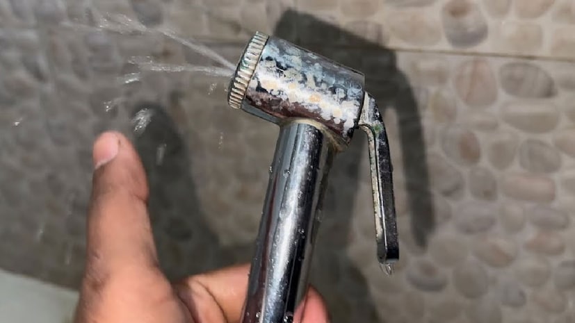 টয়লেট হ্যান্ড জেট স্প্রে সদ‍্য নতুন লাগানোর পর থেকেই শুরু হয়েছে জল পড়া? এক্ষেত্রে বড় সম্ভাবনা হল জেট স্প্রের সামগ্রীগুলি সস্তা পড়েছে। তবে চিন্তা নেই, টপ টপ জল পড়া বন্ধ করার সহজ হ‍্যাক রয়েছে। 