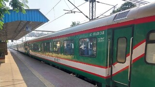 কলকাতা-ঢাকা মৈত্রী এক্সপ্রেস বাংলাদেশ রেলওয়ের দর্শনায় দাঁড়িয়ে পড়ল। কলকাতা-ঢাকা মৈত্রী এক্সপ্রেস বাংলাদেশ রেলওয়ের দর্শনায় দাঁড়িয়ে পড়ল।