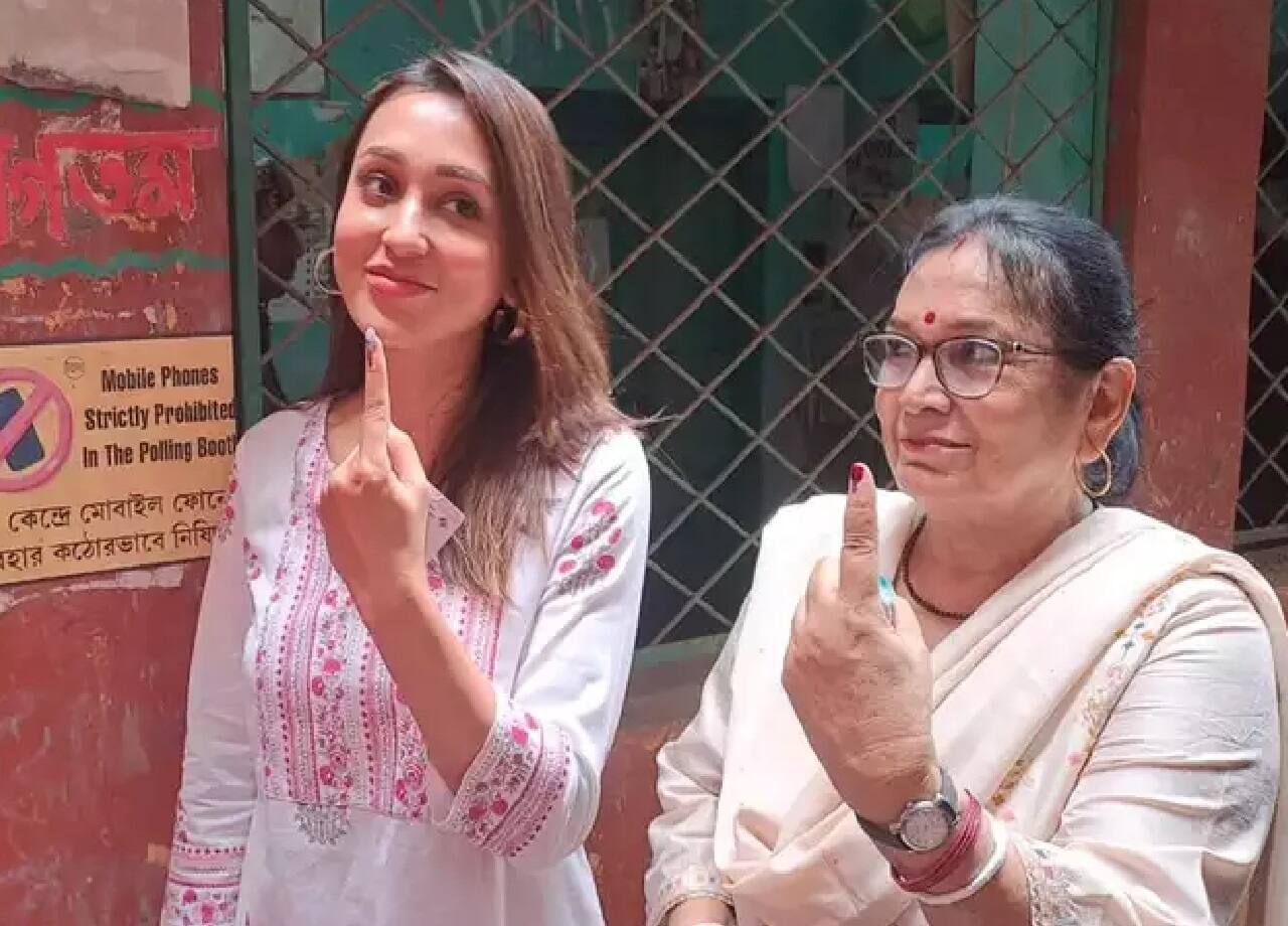 গত লোকসভা নির্বাচনে যাদবপুর কেন্দ্রের প্রার্থী ছিলেন মিমি। এবার তিনি আর প্রার্থী নন। তবে ভোট দিতে এলেন টলিউডের অভিনেত্রী। 