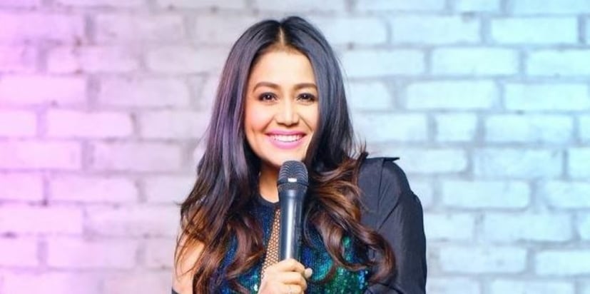 কিন্তু ভাগ্য বদলাতে সময় লাগে না। বহু বছর পরে, জনপ্রিয় গায়িকা হয়ে তিনি ফিরে আসেন সেই মঞ্চে যেখান থেকে তাঁকে একদিন বিদায় নিতে হয়েছিল৷ আজ তাঁকে একই অনুষ্ঠানের বিচারক হিসেবে দেখা যায়। 