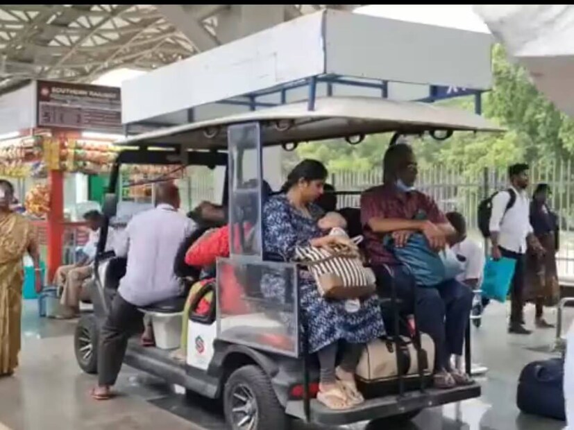 প্ল্যাটফর্ম টিকিটের মতো ভারতীয় রেলের কিছু পরিষেবাকে জিএসটি আয়তার বাইরে রাখা হয়েছে। প্ল্যাটফর্ম টিকিট ছাড়াও জিএসটির বাইরে থাকবে ওয়েটিং রুম, রিটায়ারিং রুম, ব্যাটারিচালিত গাড়ি পরিষেবা। 