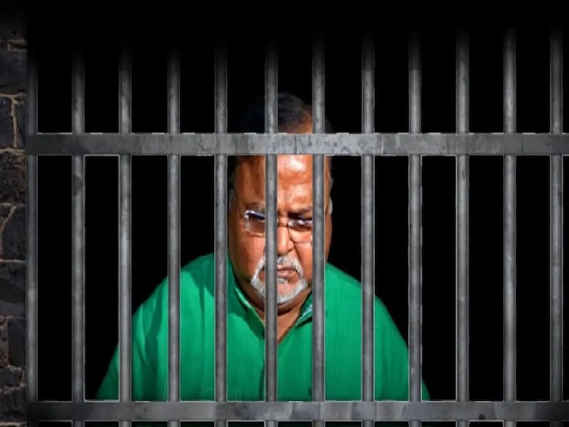 কলকাতা: এসএসসি দুর্নীতি মামলায় তৎকালীন শিক্ষামন্ত্রী পার্থ চট্টোপাধ্যায়ের বিরুদ্ধে চার্জ গঠন হল আদালতে। একাদশ ও দ্বাদশ শ্রেণির শিক্ষক নিয়োগ মামলায় ২১ জনের বিরুদ্ধে চার্জ গঠন আদালতে।