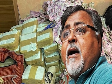 'করজোরে বলছি রেহাই দিন…' এসএসসি দুর্নীতি মামলায় পার্থ-সহ ২৮ জনের বিরুদ্ধে চার্জ গঠন 'করজোরে বলছি রেহাই দিন…' এসএসসি দুর্নীতি মামলায় পার্থ-সহ ২৮ জনের বিরুদ্ধে চার্জ গঠন