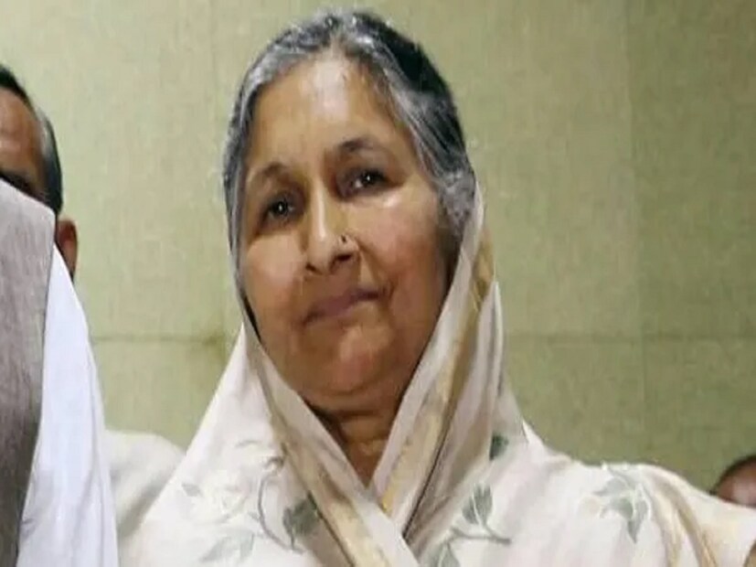 সাবিত্রী জিন্দাল: বর্তমানে জিন্দাল গ্রুপ অফ কোম্পানিসের চেয়ারপার্সন তিনি। দেশের সবচেয়ে ধনী নারীর মধ্যে তিনি একজন। ১৯৭০ সালে ওমপ্রকাশ জিন্দালের সঙ্গে বিয়ে করে সংসার পেতে ছিলেন তিনি। তাঁর স্বামী জিন্দাল গ্রুপ প্রতিষ্ঠা করেছিলেন। সেখানে প্রধানত ইস্পাত ও বিদ্যুতের কাজ করা হয়। হেলিকপ্টার দুর্ঘটনায় মারা যান তাঁর স্বামী। তারপরে ব্যবসার দায়িত্ব কাঁধে তুলে নেন সাবিত্রী দেবী। তিনি হরিয়ানার সরকারের একজন মন্ত্রী হিসেবে কাজ করেছেন। এবং আইনসভার সদস্য ছিলেন তিনি। ২০২০ সালে ১৯তম ধনীর তালিকায় সাবিত্রী দেবীর নাম প্রকাশিত হয়। তাঁর সম্পত্তির পরিমাণ সাড়ে ৬০০ কোটি ডলার।