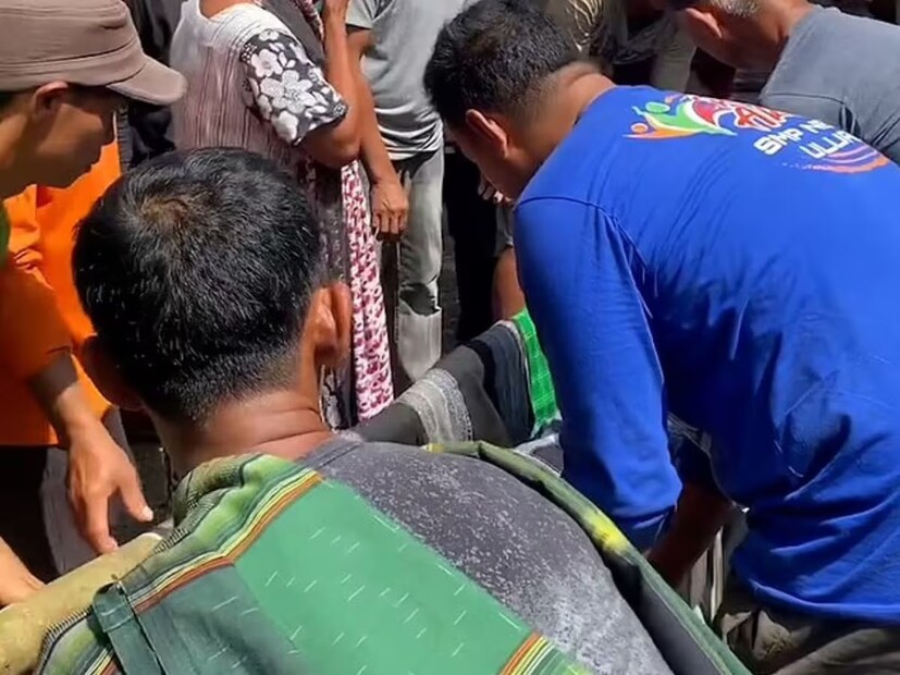 ১৬ ফিট লম্বা একটি পাইথনের পেট কেটে সেই মহিলাকে বের করা হয়। সেই সাপটির পেট ফুলে ঢোল হয়ে ছিল। এক জায়গায় স্থির হয়ে পড়ে ছিল সেটি। 