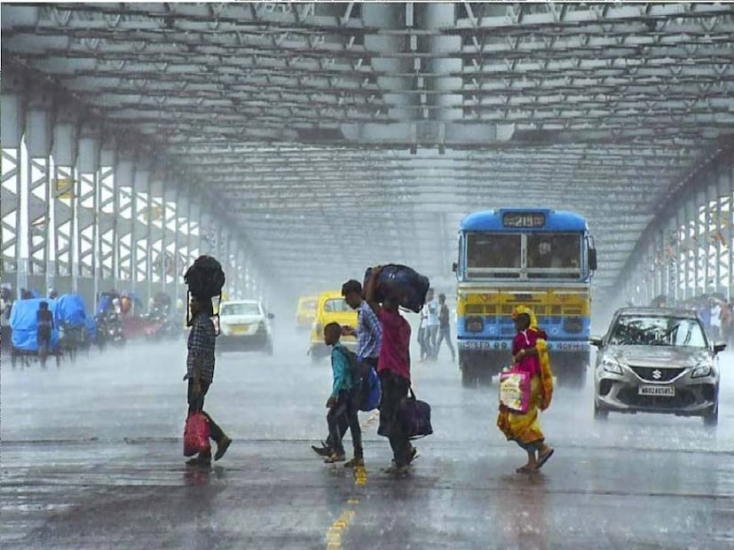 গত ২৪ ঘণ্টায় ভারী বৃষ্টি হয়েছে নদিয়ার স্বরূপনগরে। এ ছাড়া অন্যত্র হালকা থেকে মাঝারি বৃষ্টি হয়েছে। কলকাতায় গত ২৪ ঘণ্টায় বৃষ্টি হয়েছ‍ে ৫.৫ মিমি। সেবক-সহ উত্তরবঙ্গেও ভারী বৃষ্টি হয়েছে।