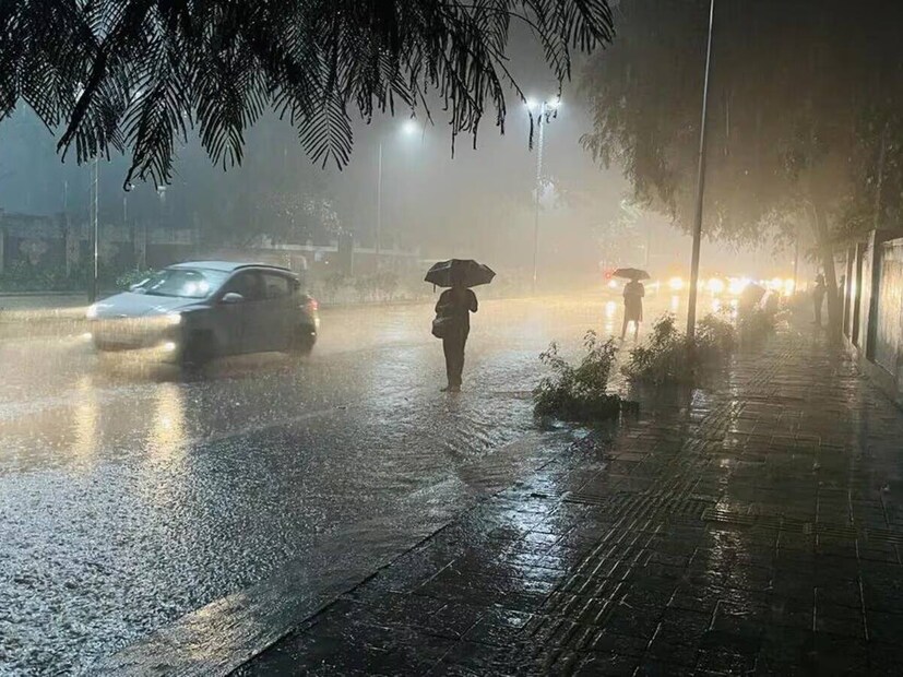 গত ২৪ ঘণ্টায় বেশ কিছু জেলায় বৃষ্টি হয়েছে। আর শুক্রবার দক্ষিণ-পশ্চিম মৌসুমী বায়ু প্রবেশ করছে কলকাতা, উত্তর ২৪ পরগনা, নদিয়া জেলায়।
