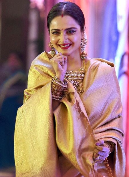 আজও বলিউডের ডিভা তিনিই৷ রেখার ভক্তের অভাব নেই। তিনি তার সৌন্দর্য এবং বলিষ্ঠ অভিনয়ের কারণে মানুষের মনে বহু বছর ধরে জায়গা করে নিয়েছেন। খুব অল্প বয়সে রেখা অভিনয় জীবন শুরু করেন। তিনি 1958 সালে তেলুগু ভাষার নাটক 'ইন্টি গুট্টু'-তে একটি ছোট চরিত্রে অভিনয় করেছিলেন যখন তাঁর বয়স ছিল মাত্র এক বছর। রেখার স্বপ্ন ছিল একজন ফ্লাইট অ্যাটেনডেন্ট হওয়ার কিন্তু বাড়ির আর্থিক খারাপ অবস্থার ফলে তাঁর এই স্বপ্ন সফল হয়নি৷ ভাগ্য তাঁর জন্য অন্য কিছুই তৈরি করে রেখেছিল৷ 