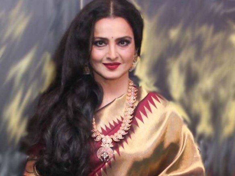 বলিউডের অন্যতম বিতর্কিত তারকা হলেন রেখা । যার পুরো জীবনটাই রহস্য। বিয়ে ভাঙার পরও প্রেম, ফের বিয়ে, সিঁদুর নিয়ে একাধিকবার খবরের শিরোনামে এসেছে। এক সাক্ষাৎকারে, প্রেম নিয়ে একাধিক কথাই বলেছিলেন অভিনেত্রী৷