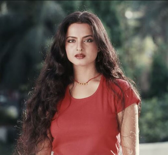 এভারগ্রীন অভিনেত্রী রেখার পুরো জীবনটাই বিতর্কে ঘেরা ছিল। একাধিক তারকার সঙ্গে প্রেমের মধ্যে বলিউড অভিনেতা অমিতাভ বচ্চন এবং স্বামী মুকেশ আগরওয়ালের জন্য আজও শিরোনামে রেখা। কিন্তু এই দু'জনের সঙ্গে ব্রেক আপের পর কাকে ভালবেসেছিলেন রেখা, তা জানলে চমকে যাবেন৷