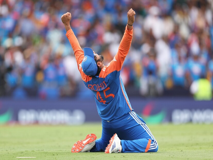 সেই কারণেই পিচ থেকে মাটি তুলে খেয়েছিলেন রোহিত, যাতে পিচের চিহ্ন সারাজীবন তাঁর সঙ্গে থেকে যায়।