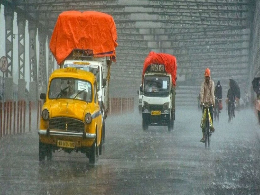 কলকাতার আবহাওয়া:সোম ও মঙ্গলবার বৃষ্টির সম্ভাবনা বাড়বে কলকাতাতে। মূলত মেঘলা আকাশ বজ্রবিদ্যুৎ-সহ হালকা থেকে মাঝারি বৃষ্টির সম্ভাবনা। কখনও আংশিক মেঘলা আকাশ তখন জলীয় বাষ্প থাকার কারণে আর্দ্রতা জনিত অস্বস্তি বাড়বে। বুধবার থেকে বৃষ্টির সম্ভাবনা কমবে কলকাতাতে।