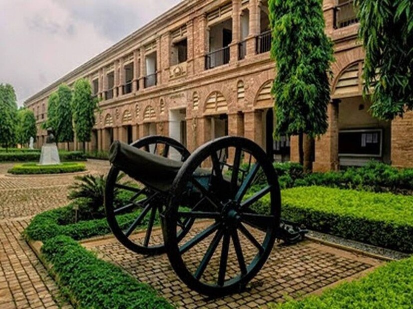 সিন্ধিয়া স্কুল, গোয়ালিয়র- ভারতের অন্যতম জনপ্রিয় এবং ব্যয়বহুল স্কুল সিন্ধিয়া স্কুল। স্কুলের বার্ষিক ফি প্রায় ১৮,০০,০০০ টাকা।