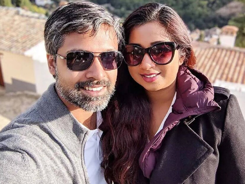 অন্যদিকে পেশাগত জীবনে পিছিয়ে নেই শ্রেয়ার স্বামী শিলাদিত্য মুখোপাধ্যায়। ব্যবসায়িক জগতে বেশ নাম অর্জন করেছেন তিনি।