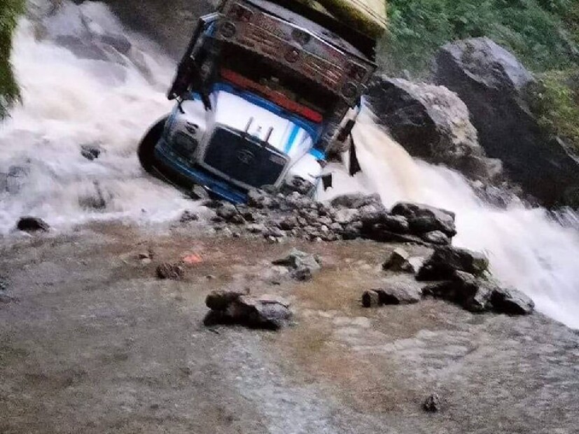 ভারী থেকে অতি ভারী বৃষ্টিতে উত্তরবঙ্গে দুর্যোগের পরিস্থিতি। সিকিম এবং উত্তরবঙ্গে অতি ভারী বৃষ্টিতে নিচু এলাকা প্লাবিত হওয়ার আশঙ্কা।
