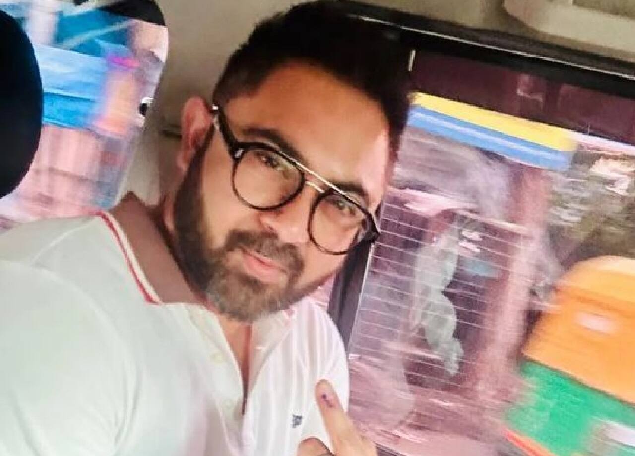 ভোট দিলেন টলিউডের আরেক অভিনেতা সৌহম চক্রবর্তী। চণ্ডীপুরের তৃণমূল বিধায়ক কিছুদিন আগে গরমে অসুস্থ হয়ে পড়েছিলেন। তাঁকে বাইপাসের ধারে একটি হাসপাতালে ভর্তিও করতে হয়েছিল। 