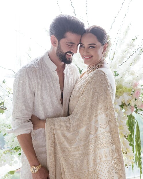 দীর্ঘ ৭ বছরের প্রেম অবশেষে পরিণতি পেল৷  এদিন সোনাক্ষীর ঘনিষ্ঠ বন্ধুদের মধ্যে সকালে মুম্বই বিমানবন্দরে দেখা যায় গায়ক হানি সিংকে৷ 