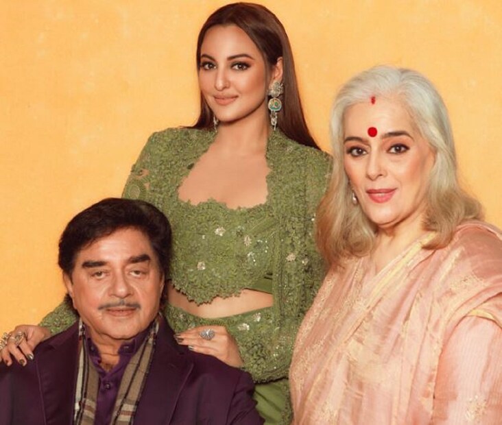 যদি সোনাক্ষী-জহিরের ফাঁস হওয়া বিয়ের আমন্ত্রণকে বিশ্বাস করা হয়, দুজনেই প্রায় ৭ বছর ধরে একে অপরকে প্রেমের সম্পর্কে রয়েছেন৷ ২৩ জুন তাঁরা গাঁটছড়া বাঁধবেন। দম্পতি তাঁদের বিয়ের আমন্ত্রণ এবং বিয়ের গুজব নিয়ে এখনও কোনও বিবৃতি দেননি। 
