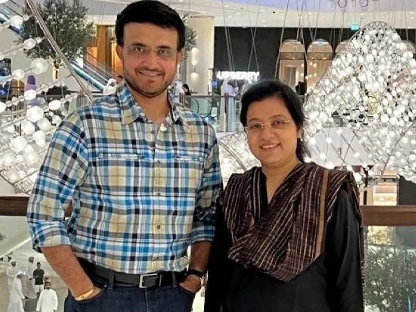 তিনি অ্যাকাউন্টির অ্যাকসেস হারিয়েছে সেই কথাও জানিয়েছেন ডোনা গঙ্গোপাধ্যায়। ঘটনায় সাইবার ক্রাইমের কাছে অভিযোদ জানাচ্ছেন সৌরঙ গঙ্গোপাধ্যায়ের স্ত্রী।
