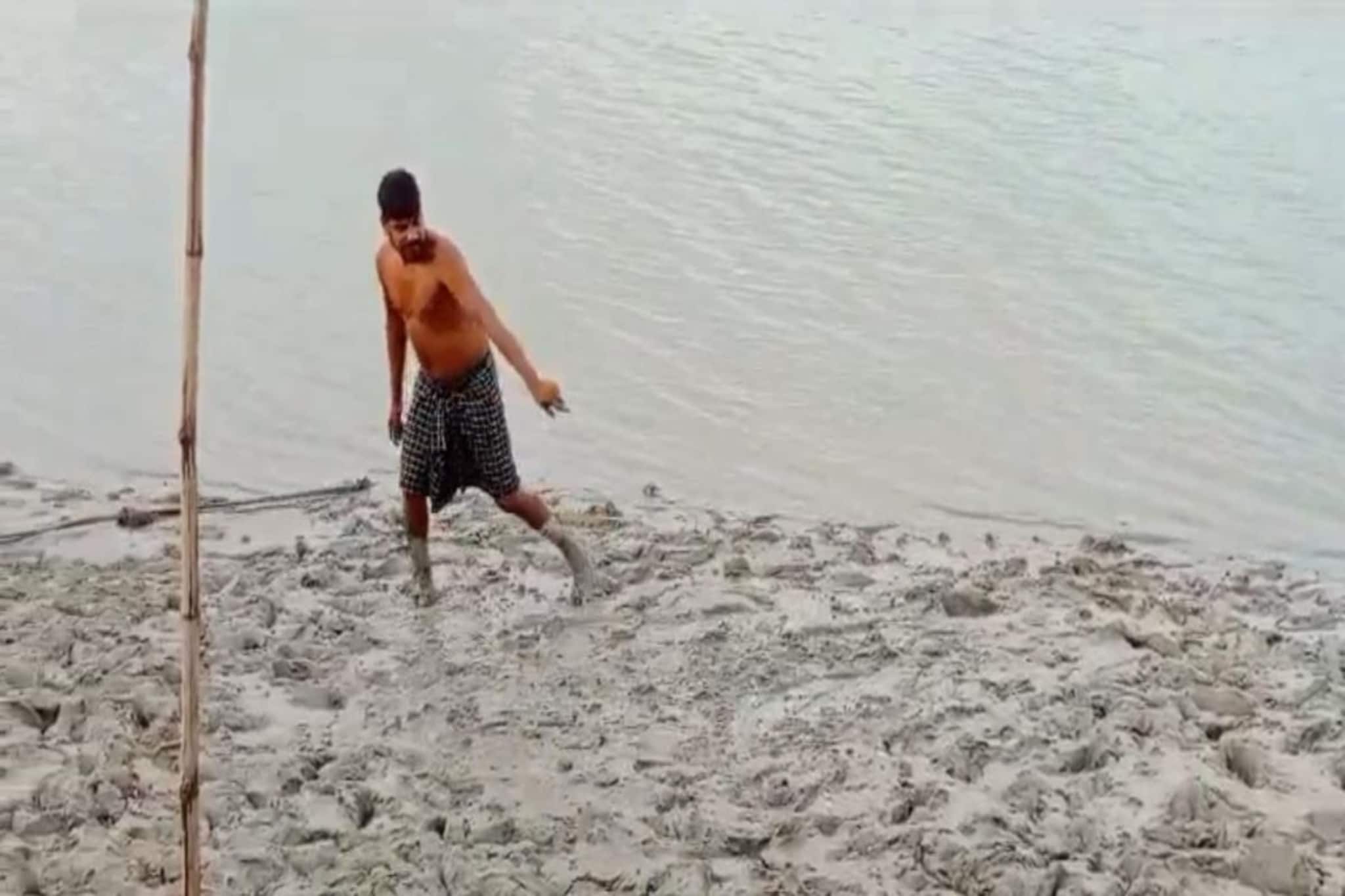 গায়ে কাঁটা দেওয়া ঘটনা! বাবার সঙ্গে নদীতে কাঁকড়া ধরতে গিয়ে, যা ঘটল! তিনদিন পরেই