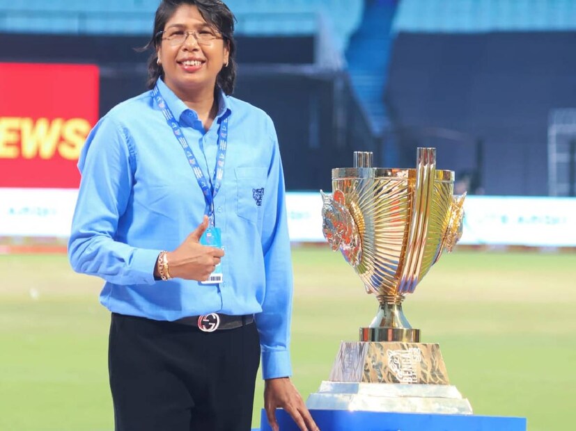 ট্রফি নিয়ে মাঠে প্রবেশ করেন টুর্নামেন্টের আইকন ঝুলন গোস্বামী। সবকটা দলের মহিলা এবং পুরুষ ক্রিকেটাররা উপস্থিত ছিলেন। উদ্বোধনী অনুষ্ঠানে সিএবির বর্ষিয়ান কর্তাদের সংবর্ধনা জানানো হয়। সিএবি সভাপতি বিশেষ মেমেন্টো তুলে দেন সেইসব ব্যক্তির হাতে।