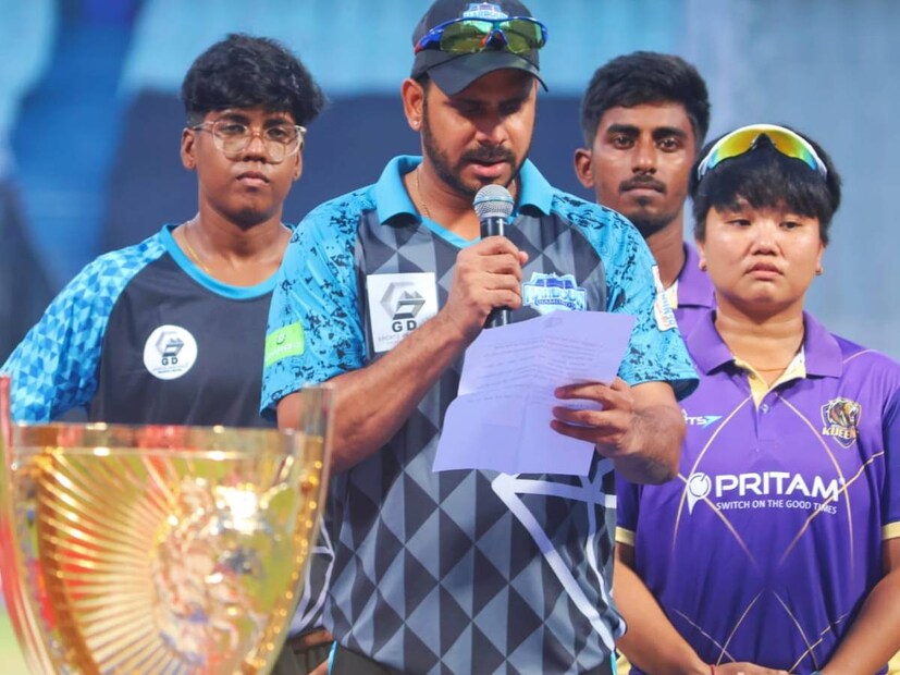 উদ্বোধনী অনুষ্ঠানে এদিনের অন্যতম আইকন ঝুলন থাকলেও উদ্বোধনী অনুষ্ঠানে হাজির থাকতে পারেননি সৌরভ গঙ্গোপাধ্যায়। সপরিবারে তিনি রয়েছেন নিউইয়র্কে। সেই কারণেই মঙ্গলবারের উদ্বোধনে থাকতে পারেননি মহারাজ। মঙ্গলবারের উদ্বোধনী ম্যাচে মুখোমুখি হয় হারবার ডায়মন্ডস এবং শিলিগুড়ি স্ট্রাইকার্স।
