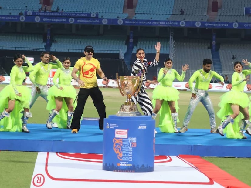 প্রতীক্ষার অবসান। ‌আইপিএলের ধাঁচে বাংলায় শুরু হল বেঙ্গল প্রো টি টোয়েন্টি লিগ। আট ফ্র্যাঞ্চাইজিকে নিয়ে শুরু টুর্নামেন্ট। বর্তমান সিএবি সভাপতি স্নেহাশিস গঙ্গোপাধ্যায়ের জন্মদিনের দিনেই শুরু টুর্নামেন্ট। তামিলনাড়ু, মহারাষ্ট্রের মতো একাধিক রাজ্যেই আইপিএলের মতো প্রিমিয়ার লিগ খেলা হয়। এবার সেই তালিকায় যুক্ত হল বাংলার নাম।