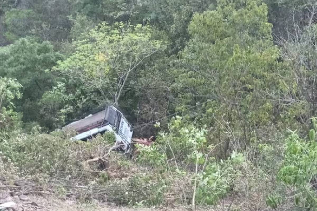 जम्मू-कश्मीर में आतंकी हमला: कश्मीर में आतंकी हमले के कारण तीर्थयात्रियों की बस खाई में गिरी, कम से कम 9 की मौत, ममता ने की जांच की मांग जम्मू-कश्मीर में आतंकी हमला: कश्मीर में आतंकी हमले के कारण तीर्थयात्रियों की बस खाई में गिरी, कम से कम 9 की मौत, ममता ने की जांच की मांग