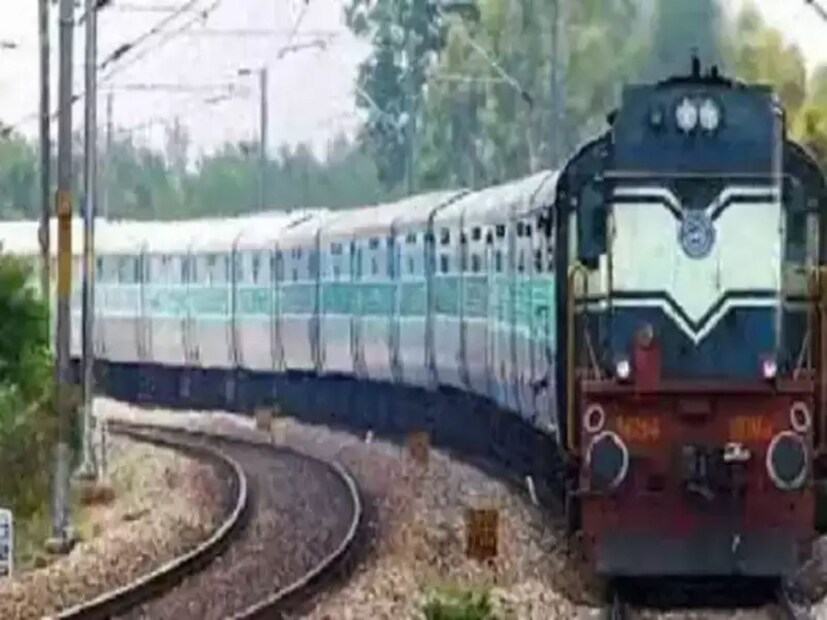 পুজোর সময় ভ্রমণকারীদের সুবিধার জন্য, ১লা অক্টোবর ২০২৪ থেকে ১লা ডিসেম্বর  ২০২৪ পর্যন্ত ৯টি ভিন্ন রুটে পূজা স্পেশাল ট্রেন চালানোর সিদ্ধান্ত নিয়েছে পূর্ব রেল। এই সুবর্ণ সুযোগটি কাজে লাগিয়ে আপনার পুজো ভ্রমণকে স্মরণীয় করে তুলুন।
