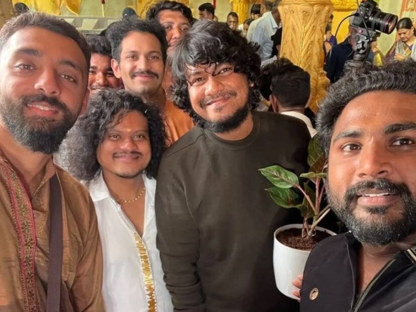 কেকেআর তারকার বিয়েতে কে কে উপস্থিত ছিলেন জানা যায়নি, তবে সমাজমাধ্যমে একটি ছবি দিয়ে বলা হয়েছে যে ভেঙ্কটেশ এবং শ্রুতির বিয়েতে উপস্থিত ছিলেন বরুণ চক্রবর্তী।