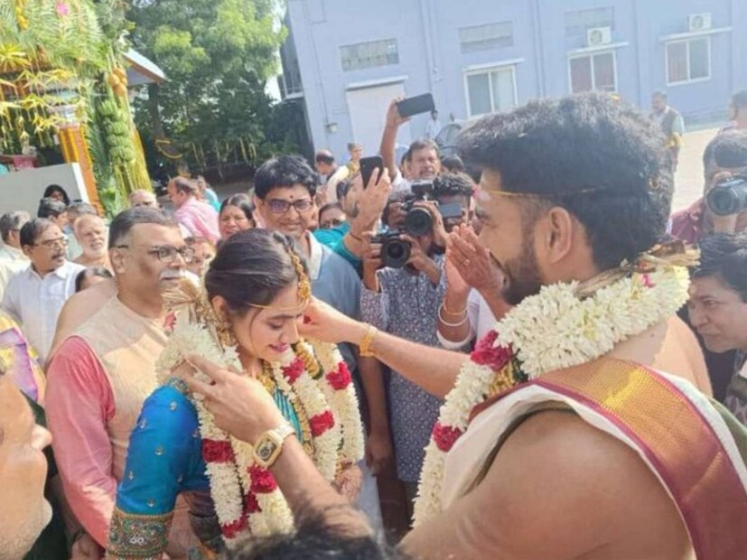 জানা গিয়েছে ভেঙ্কটেশ আইয়ারের স্ত্রীর নাম শ্রুতি রঘুনাথন। ভেঙ্কটেশ এবং শ্রুতির বাগদান হয় গত বছরের নভেম্বর মাসে।