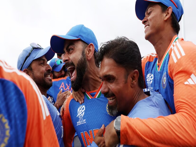 টি-টোয়েন্টি বিশ্বকাপ জিতে ম্যাচের সেরার পুরস্কার নিতে গিয়ে বিরাট কোহলি জানিয়েছিলেন, এটিই দেশের হয়ে তাঁর শেষ টি-টোয়েন্টি ম্যাচ। সেই ঘোষণার কিছু পরে অবসর ঘোষণা করে দিলেন রোহিত শর্মাও। সাংবাদিক বৈঠকে তিনি জানিয়ে দিলেন, আন্তর্জাতিক টি-টোয়েন্টি থেকে অবসর নিচ্ছেন তিনিও।