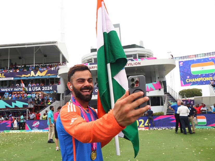 দলের অন্যান্য ক্রিকেটারদের সঙ্গে খুশির মুহূর্তে ভাংড়া নাচেন রিঙ্কু। ঠিক তখনই সেখানে যোগ দেন বিরাট কোহলি। সদ্য টি-২০ থেকে সরে যাওয়ার ঘোষণা করা বিরাটও নেচে ওঠেন রিঙ্কুদের সঙ্গে। আর এরপরই অনুরাগীদের প্রশ্ন, তাহলে বিরাটের জায়গায় এবার পাকাপোক্ত ভাবে দলে জায়গা করে নেবেন রিঙ্কু সিং?
