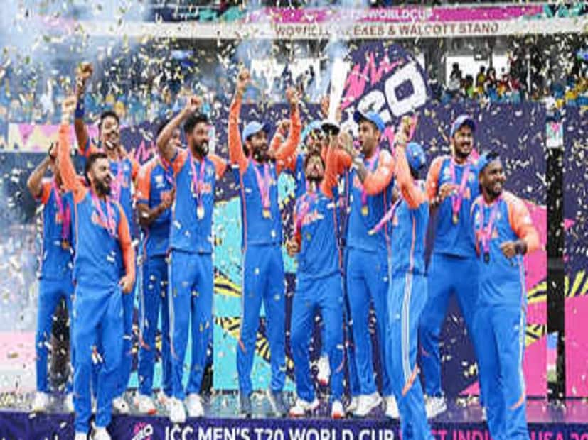 এ বছর আইপিএলেই বিরাট কোহলির কাছ থেকে দু’টি ব্যাট উপহার হিসাবে পেয়েছিলেন রিঙ্কু সিং। সেই কোহলিরই নকল করে দেখিয়েছিলেন কেকেআর ব্যাটার।