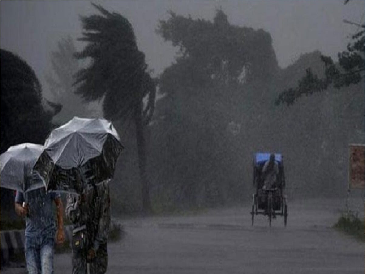 দক্ষিণবঙ্গে আজ, শনিবার সন্ধ্যায় ঝড়বৃষ্টি হয় আরও দুই জেলায়। হুগলি, নদীয়া, উত্তর ২৪ পরগনা ও পূর্ব মেদিনীপুরে বজ্রপাত-সহ বৃষ্টির পূর্বাভাস দেওয়া হয়।