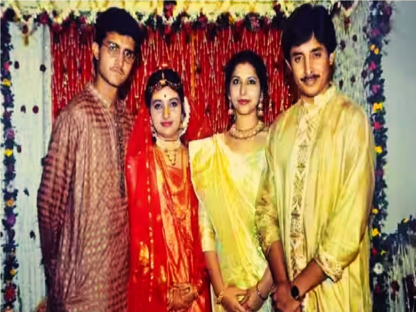 স্নেহাশিসের প্রথম স্ত্রী মোম গঙ্গোপাধ্যায় তাঁর সঙ্গে বিয়ে ভাঙার সময় তিক্ততা ছড়ায়৷ কারণ স্নেহাশিসের বিরুদ্ধে গার্হস্থ্য হিংসার অভিযোগ করেছিলেন তাঁর স্ত্রী৷