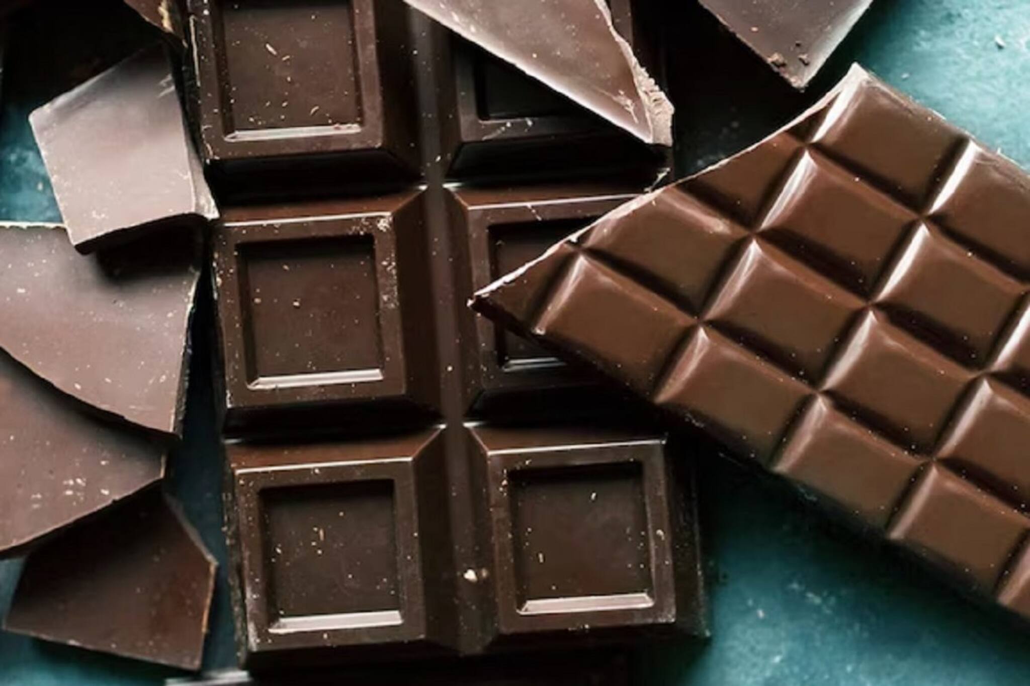 ডার্ক চকোলেটের ভিতর দাঁতের পাটি! পুরো ঘটনা জানলে চমকে উঠবেন