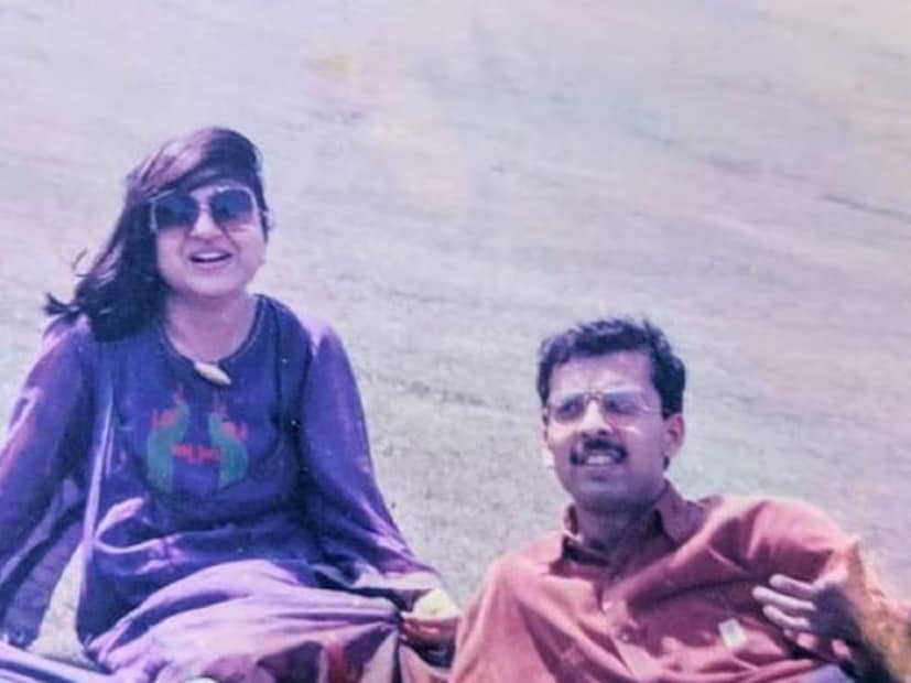 অলকার প্রেমকাহিনী অসাধারণ। শিলংয়ের ব্যবসায়ী নীরজ কাপুরকে বিয়ে করেছিলেন অলকা। অথচ ৩৫ বছর ধরে তিনি স্বামীর সঙ্গে থাকেন না। ১৯৮০ সালে প্রথম প্লেব্যাক করেন ‘পায়েল কি ঝঙ্কার’ ছবিতে। তাঁর কণ্ঠ এতটাই দর্শকেরা এতটাই পছন্দ করেন যে, এর পর আর পিছনে ফিরতে হয়নি তাঁকে।