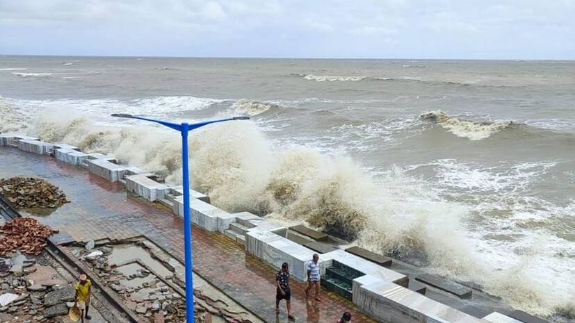 প্রতিটা উইকএন্ডে দিঘায় পর্যটকের ভিড় থাকে চোখে পড়ার মত। তবে ভারতীয় রেলের এই উদ্যোগে জুলাই মাসের উইকেন্ডগুলিতে পর্যটকের ভিড় আরও বাড়ছে।কলকাতা থেকে দিঘা পর্যন্ত বিশেষ ট্রেন চলাচল শুরু করেছে। এতদিন হাওড়া থেকে দিঘা পর্যন্ত ট্রেন থাকলেও কলকাতা থেকে এই প্রথম রেল যোগাযোগ ব্যবস্থা গড়ে উঠছে দিঘা পর্যন্ত। পূর্বরেল শাখা সূত্রে জানা গিয়েছে, ‌এই বিশেষ ট্রেনটি প্রতি সপ্তাহের শনি ও রবিবার কলকাতা থেকে দিঘা এবং ফিরতি পথে দিঘা থেকে কলকাতা যাতায়াত করছে।