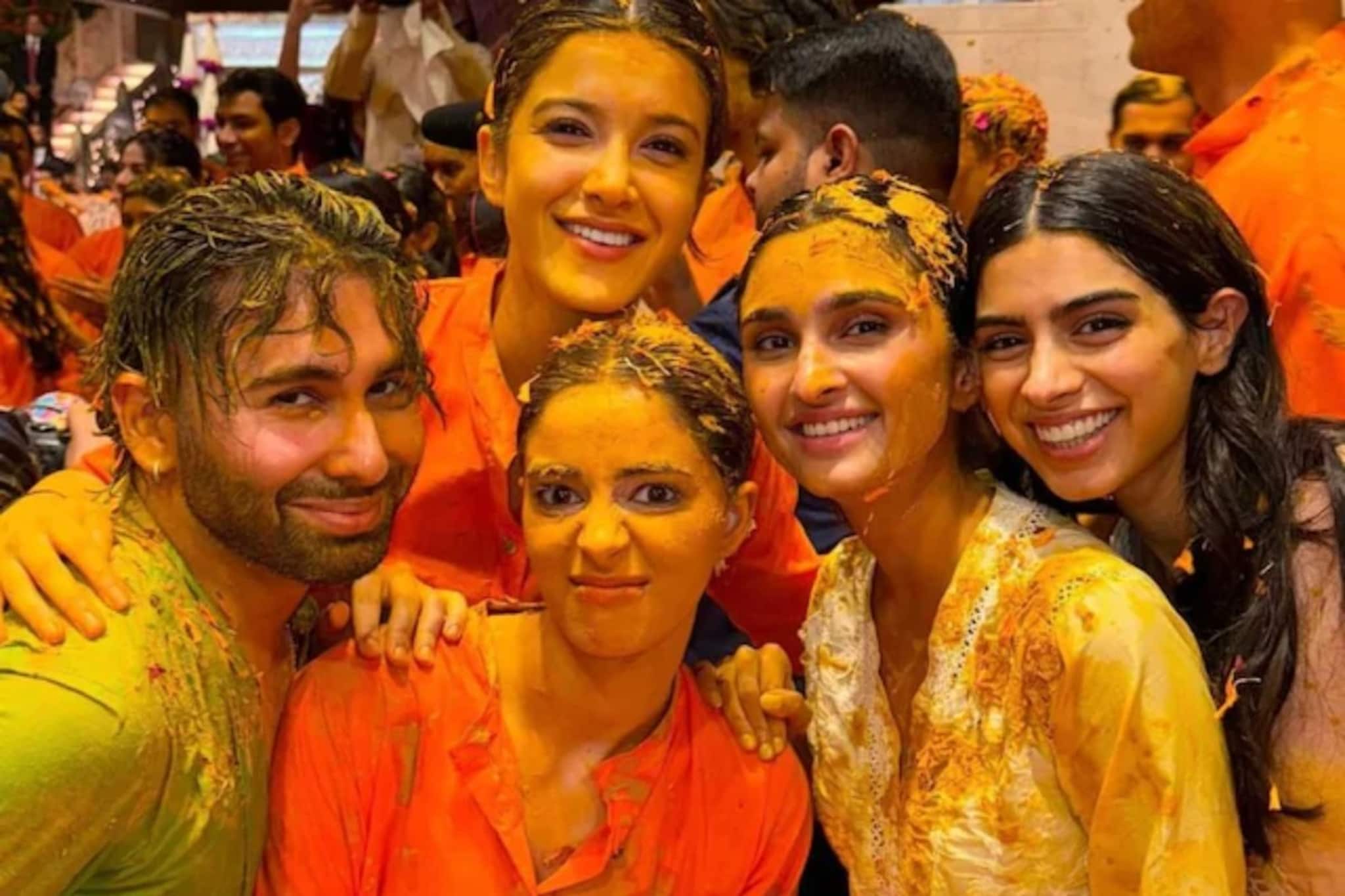 রাধিকা-অনন্তের গায়ে হলুদে নাচ গানে ওরির সঙ্গে মেতে উঠলেন শানায়া-খুশি-অনন্যা