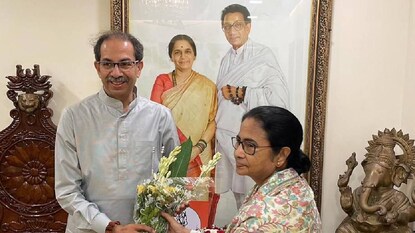 উদ্ধব ঠাকরে এবং মমতা বন্দ্যোপাধ্যায়। উদ্ধব ঠাকরে এবং মমতা বন্দ্যোপাধ্যায়।