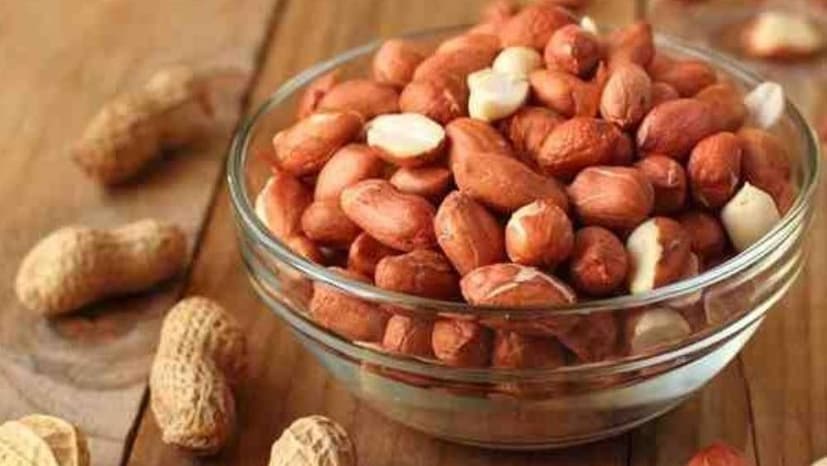 বাদাম-বীজ: বাদাম এবং বীজ উভয়ই স্বাস্থ্যের জন্য স্বাস্থ্যকর বলে মনে করা হয়। প্রকৃতপক্ষে, বাদাম এবং বীজ উভয়ই স্বাস্থ্যকর ফ্যাট ধারণ করে এবং এতে প্রচুর পুষ্টি থাকে, যা আপনাকে সুস্থ রাখে এবং অনেক প্রাণঘাতী রোগের ঝুঁকি হ্রাস করার ক্ষমতা রাখে।