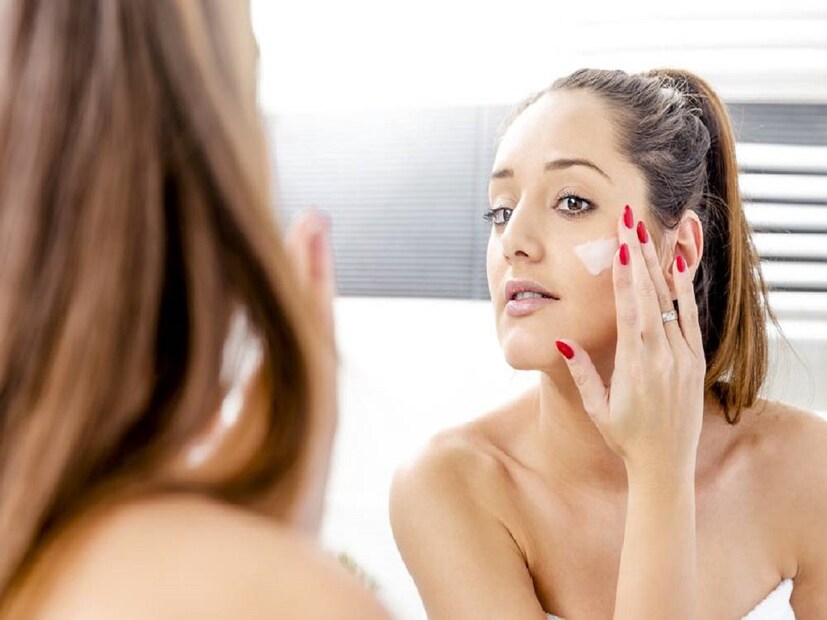 ত্বকের যত্নে-- পেয়ারা পাতায় রয়েছে ভিটামিন সি এবং অ্যান্টিঅক্সিড্যান্ট যা ত্বকের যত্নে কার্যকর। ত্বকের জেল্লা ফিরিয়ে আনতে এবং কালচে দাগছোপ দূর করতেও সাহায্য করে পেয়ারা পাতা।