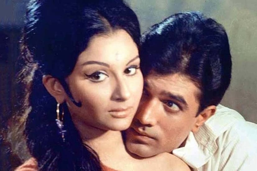 অমিতাভ জানান, দ্বিতীয়বার তিনি রাজেশকে দেখেন 'আরাধনা' ছবিতে, নয়া দিল্লির কনোট প্লেসে। অমিতাভের ভাষায়, '' পর্দায় রাজেশকে দেখে দর্শকদের বাঁধভাঙা উচ্ছ্বাস আজ-ও ভুলব না।'' রাজেশকে বলি ইন্ডাস্ট্রির সকলে ‘কাকা’ বলে সম্বোধন করতেন। কখন-ও প্রকাশ্যে দেখা গেলের অনুরাগীরা ঘিরে ফেলতেন তাঁকে, নাম ধরে জোর গলায় চিৎকার করতেন।